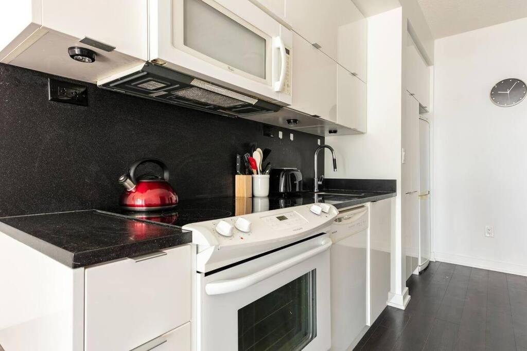 Guestic At Cityplace - Lake View & One Free Parking Toronto Exterior photo